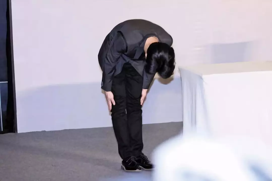 你以为日本人鞠躬就是简单的弯腰?事实并非如此.
