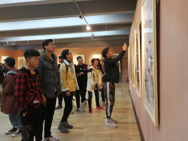 据悉,此次展览为期半个月,河北科技大学艺术学院院长田宝川以及美术