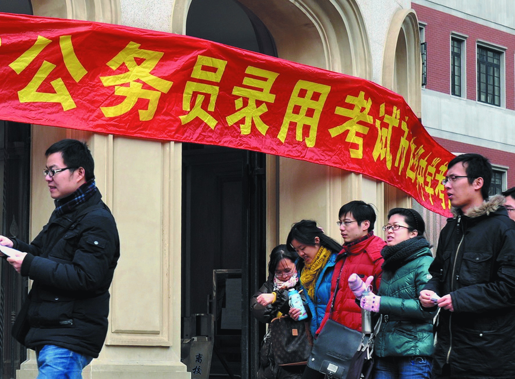 越来越难！2019国考，招考人数少了一半，而报名人数才少了