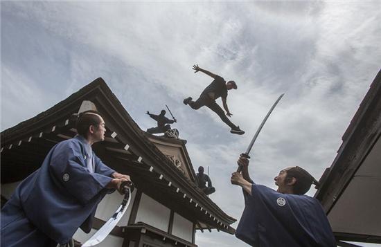 某高速惊现一男子"飞檐走壁",被抓后自称某武校教头,习多种奇功