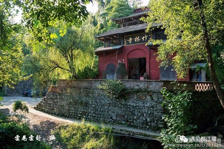 很多本地人去了竹林寺以后会顺便在那里吃斋饭,清粥小菜也是一种美味.