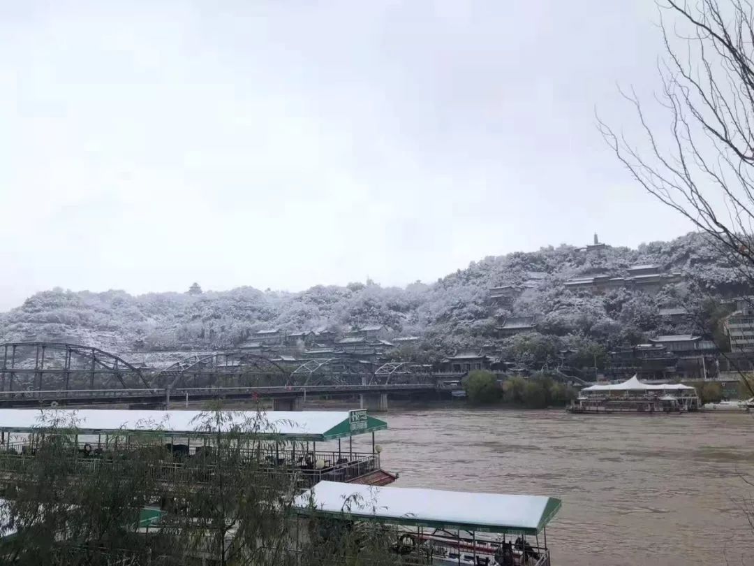 下雪啦下雪啦兰州今秋第一场雪已到漫山遍野美极了