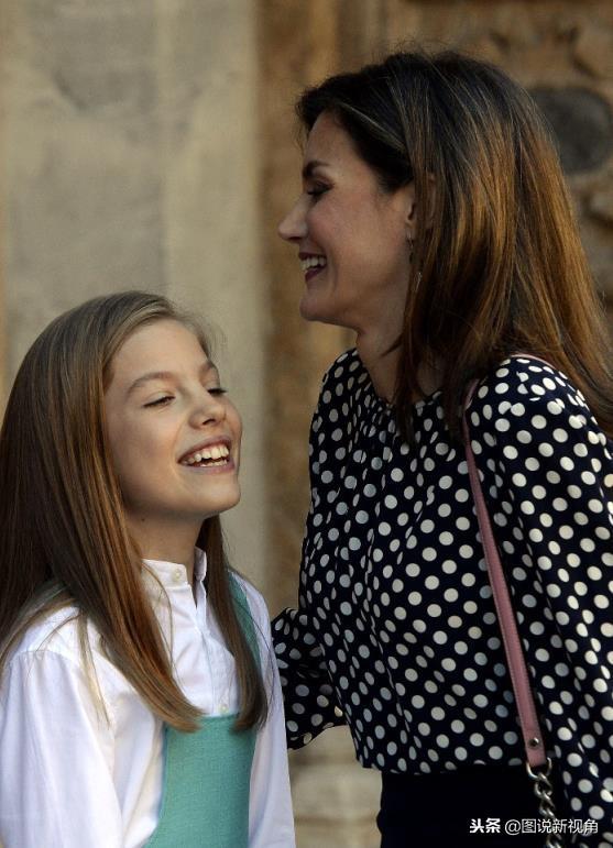 西班牙国王夫妇和女儿相处方式特别,搭肩互动
