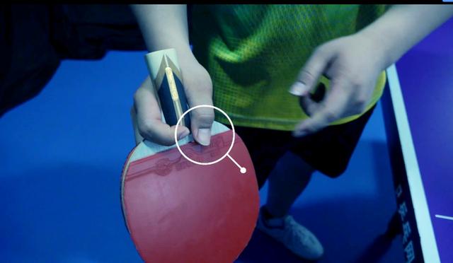 乒乓球教学:学会正确的握拍方法,正手发好侧旋球就容易了