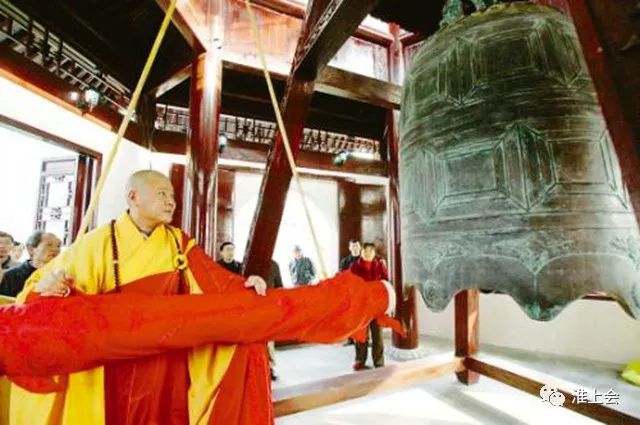 唐僧师徒到"观音禅院,唐三藏朝拜,和尚去打鼓,悟空去撞钟,祝拜已毕