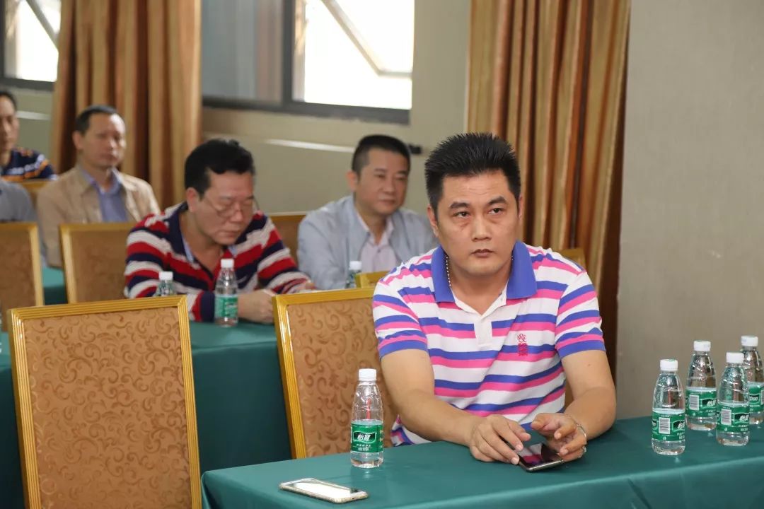 理事兼副秘书陈楚涛在听取报告