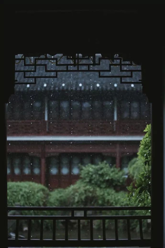 秋夜有雨敲窗