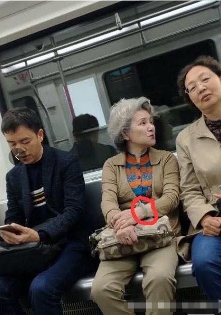 地鐵上「精致」老奶奶意外走紅，看到手上的鐲子，網友：家裡有礦 旅行 第1張