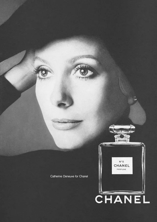 Chanel N°5推出新款限量红色“水晶”香水，香水控们别错过！_广告史