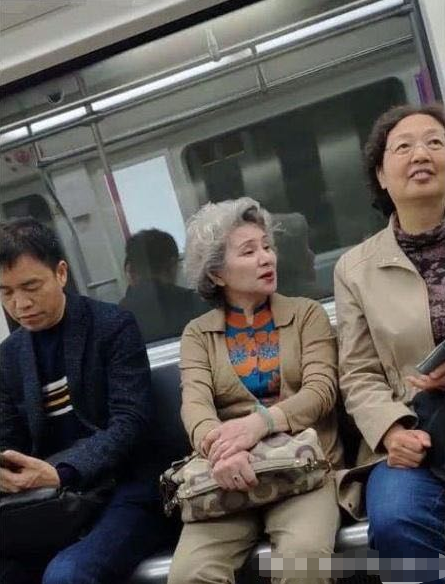 地鐵上「精致」老奶奶意外走紅，看到手上的鐲子，網友：家裡有礦 旅行 第2張