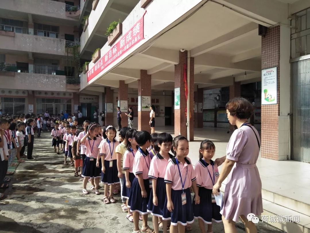 禅城区南庄镇中心小学▲南庄镇中心小学学生现在所穿的校服