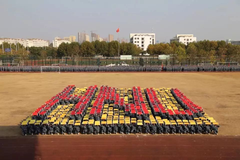 图为学生展示字模方阵 新闻中心摄