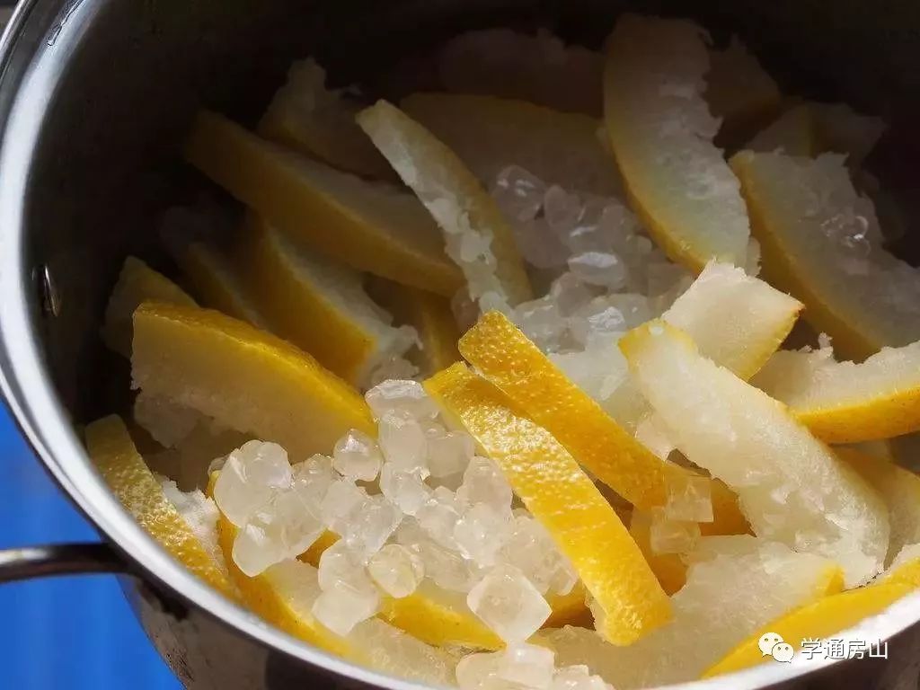 冰糖柚子皮 1.用 细盐擦洗整个柚子皮,把表面残留农药清洗掉. 2.
