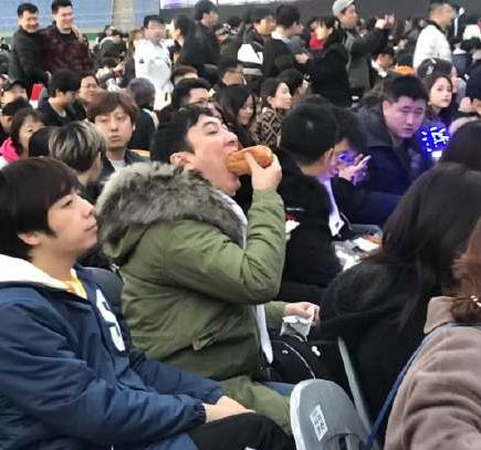 5萬人前吃熱狗，剛帶IG戰隊奪冠的王思聰眨眼成了快樂源泉 娛樂 第8張