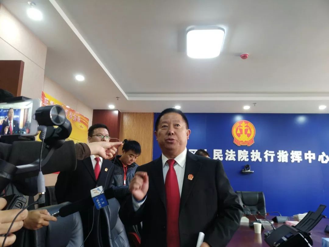 执行指挥中心丨利通区人民法院执行局局长马学升向记者介绍指挥中心