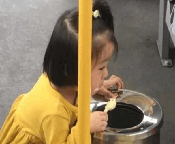公車上2歲女孩因一舉動意外走紅， 網友: 這才是真正的「炫富」 親子 第3張
