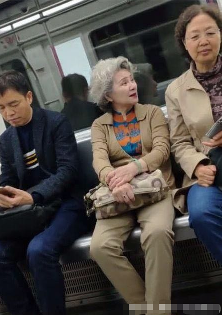 地鐵上「精致」老奶奶意外走紅，看到手上的鐲子，網友：家裡有礦 旅行 第3張