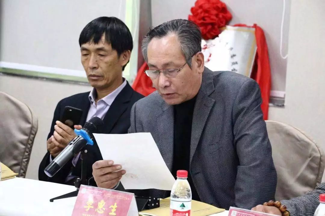 常务副会长李惠生(右一)向李富文化研究中心主任李立勇博士(左二)