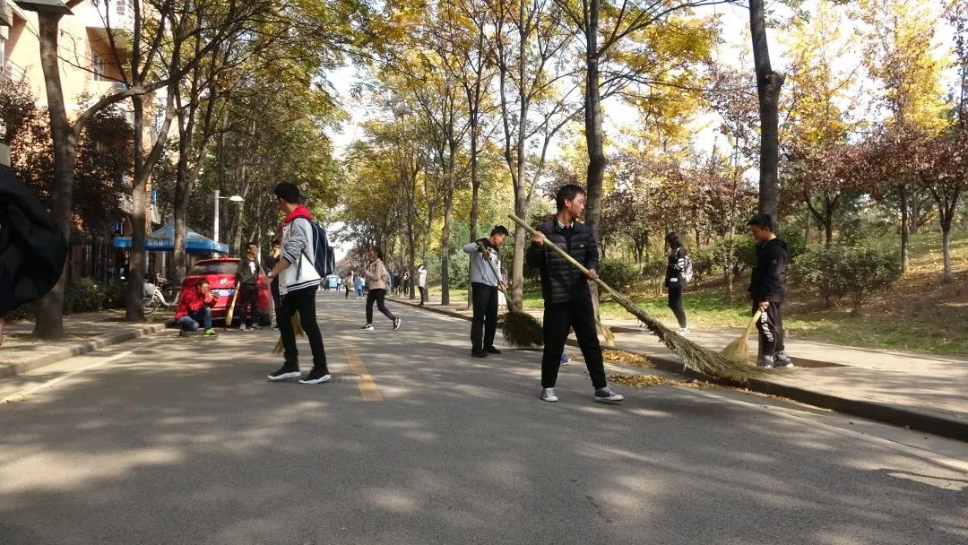 秋风扫落叶,学子净校园