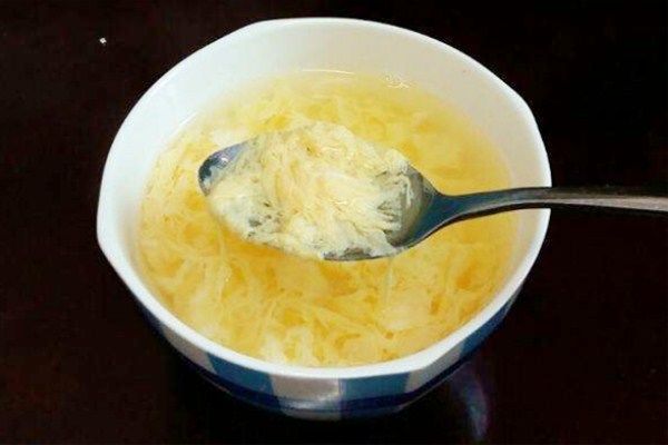 食材:鸡蛋1个,白糖适量,香油适量,开水适量