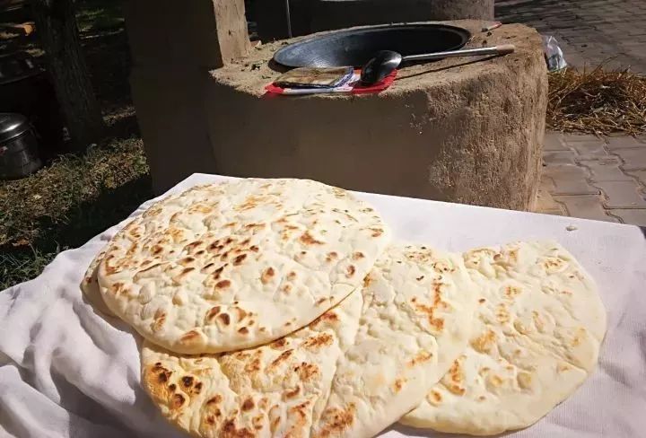 除此之外,锡伯族的美食还有 锡味鱼 炒羊杂 血肠 要颜值有颜值,要