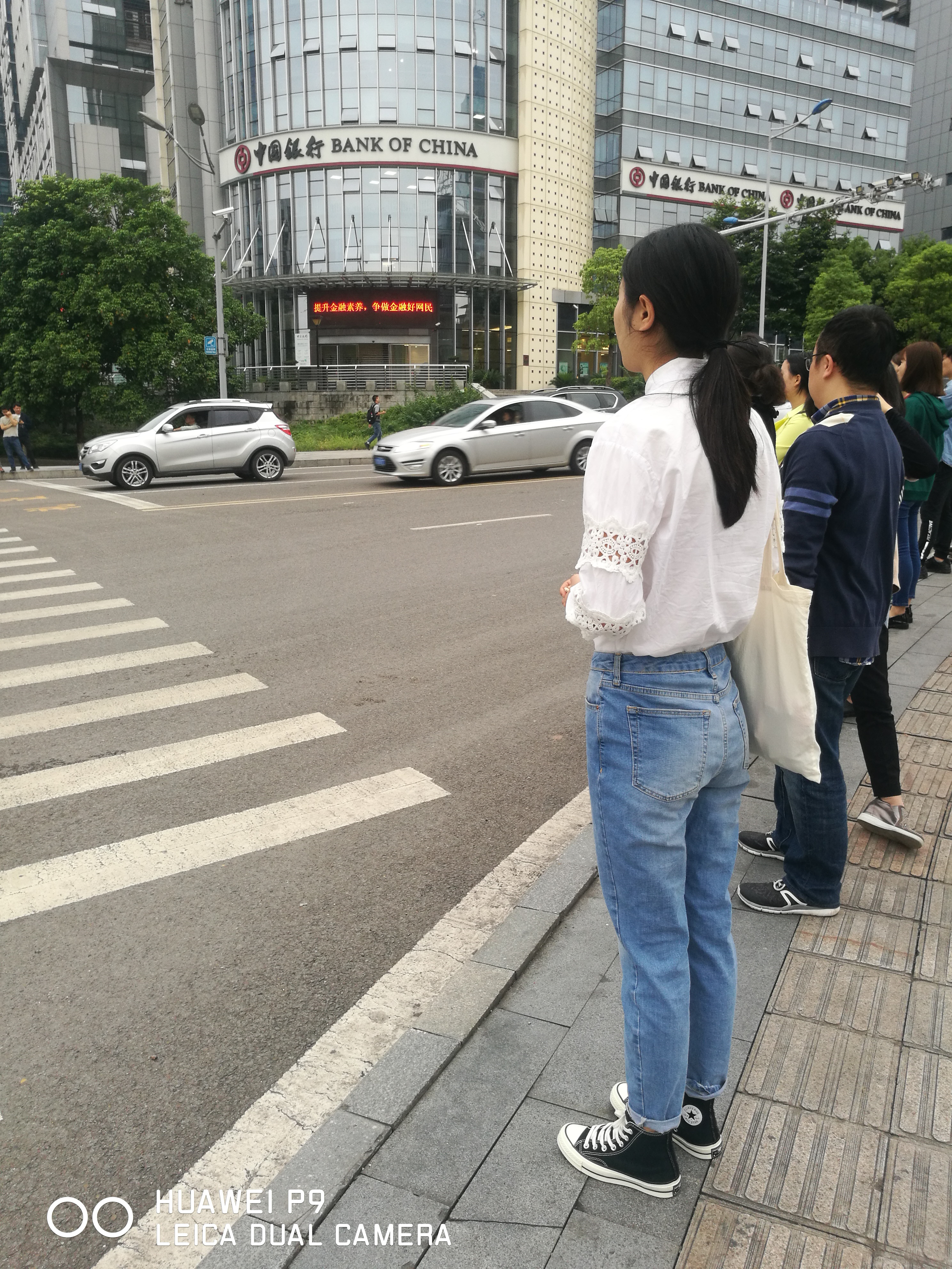 红绿灯路口等绿灯过马路的美女们