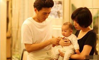 两人在2010年结婚,婚后李佳为他生下2个儿子,靳东从孩子出生后就变成