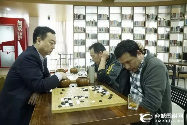 丁波指导当地棋迷 返回搜 责任编辑