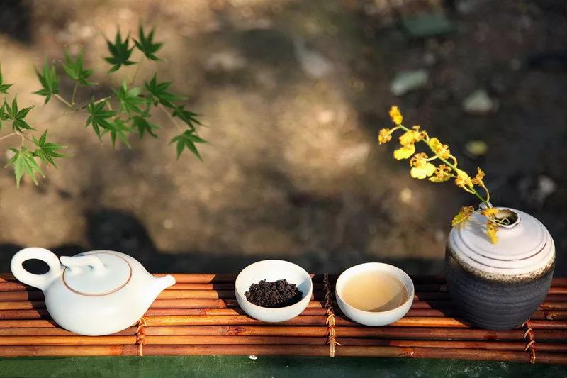 " 茶是自然给人的馈赠 品茶是一种生活格调 与茶相伴相守则是一种人生