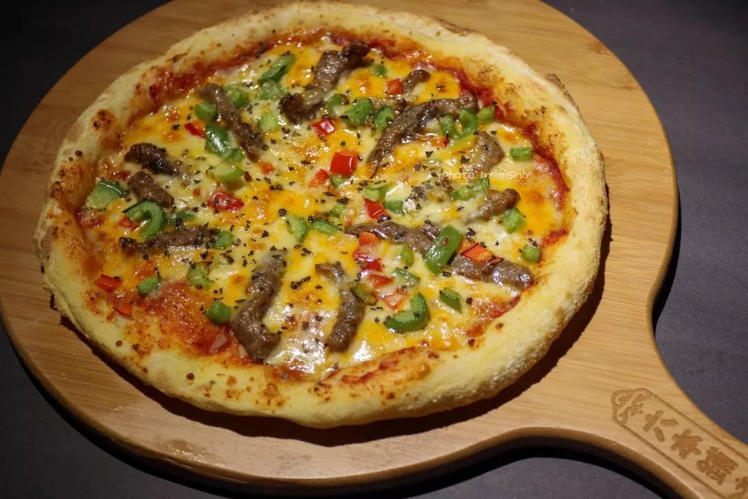色彩鲜艳的黑椒牛柳披萨