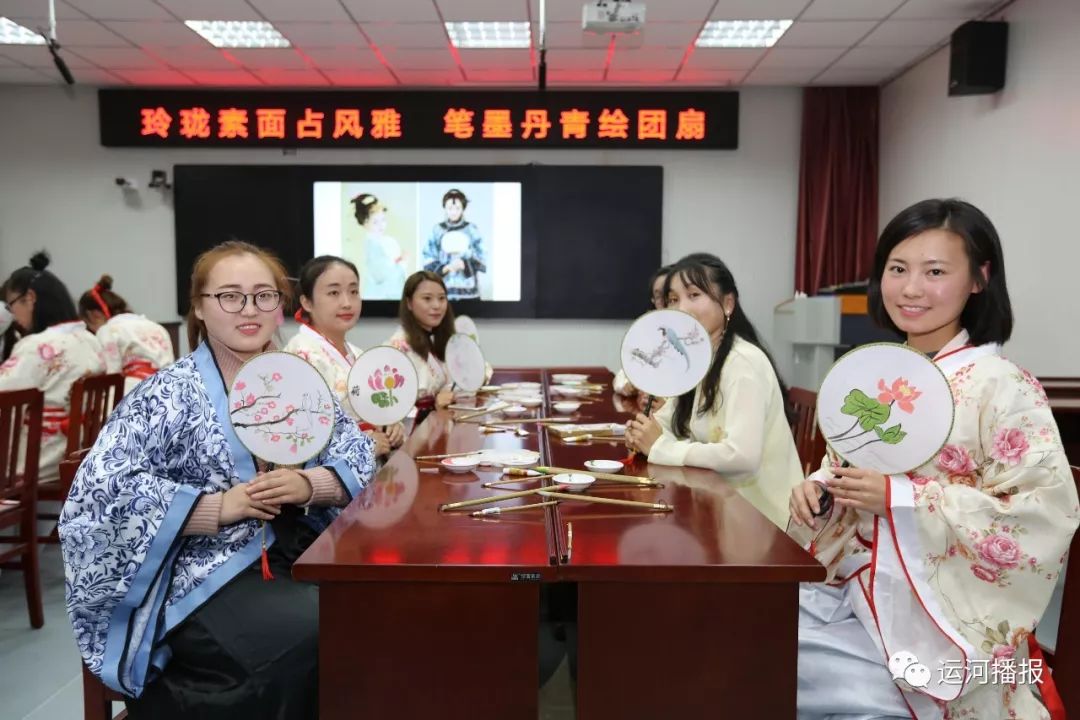 运河区水月寺小学的教师在学习绘制团扇 新华社发(傅新春 摄)