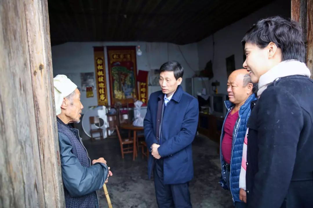 走进沿渡河镇泉口村20组贫困户荣玉祥家中,经改造后的老屋焕然一新.