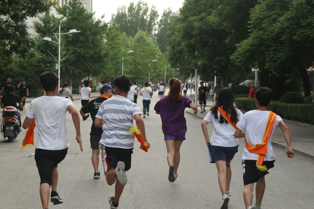 北京吉利学院学生环校园跑步每天运动一小时,健康工作五十年.