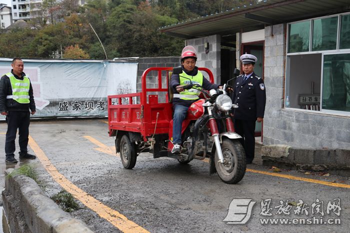 将二轮,三轮机动车驾驶证考试带到辖区农村群众身边,让村民家门口就能