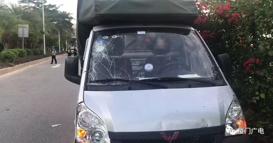 在翔安林前公交车站附近发生一起交通事故,一辆小货车撞到一名男子