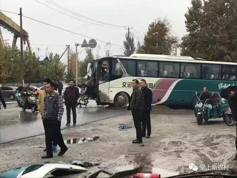 山东平度11月5日发生惨烈车祸 青岛交运一大客车前后被撞烂