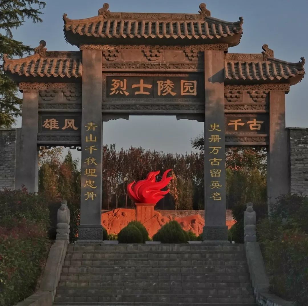 渭华起义烈士陵园建在纪念馆南100米的丘陵高地上