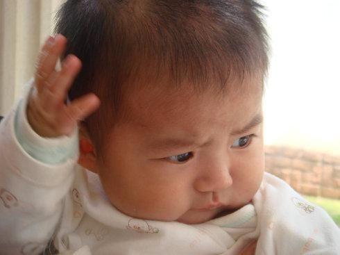 1歲寶寶總是愛摸腦袋，寶媽以為是在賣萌，檢查後後悔地哭了！ 親子 第1張