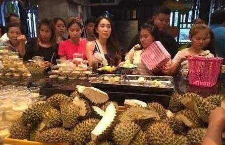 中國遊客在泰國吃自助，滿餐廳只挑一種食材吃，老板一臉「懵逼」 旅行 第3張