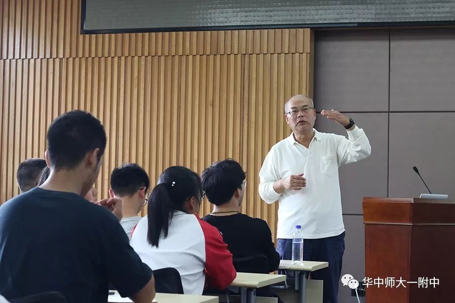 石兢院长和学姐学长们共进午餐此次活动潜移默化地影响了同学们对于