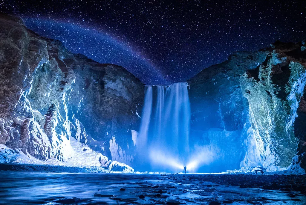 冰岛是世界上唯一一个全境都在极光带内的国家.