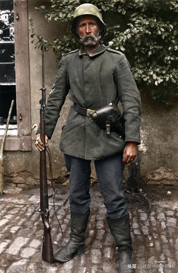 1/ 10 一战期间头戴防毒面具的德军士兵 一战期间地堡通道内的法军