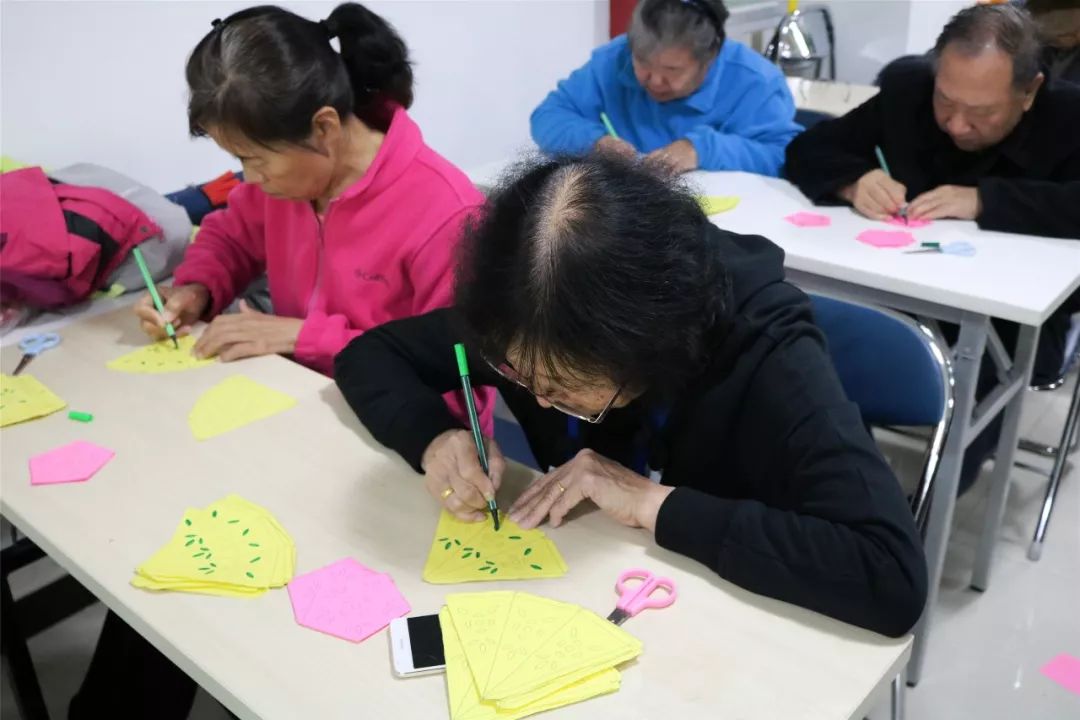 怎么做灯笼简单又漂亮（怎么做灯笼简单又漂亮视频、小学生）