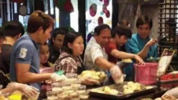 中國遊客在泰國吃自助，滿餐廳只挑一種食材吃，老板一臉「懵逼」 旅行 第1張