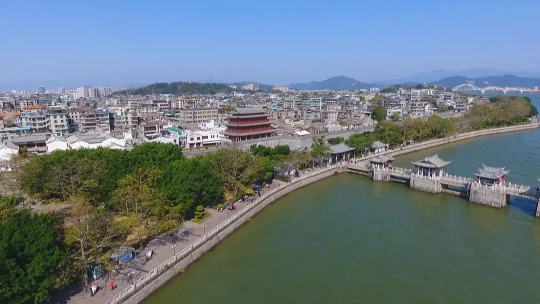 陈雍 湘子桥,古城墙,韩江北堤和滨江长廊历来是我们潮州城城防,交通的