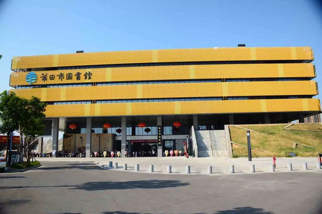 莆田市图书馆古谯楼坐落在莆田市区中心文献路.