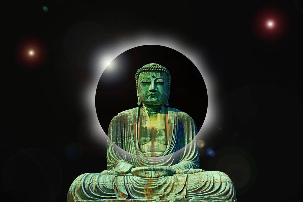 先后经过禅修苦行,后在菩提树下悟道成佛,遂开启佛教,被尊称为佛陀,意