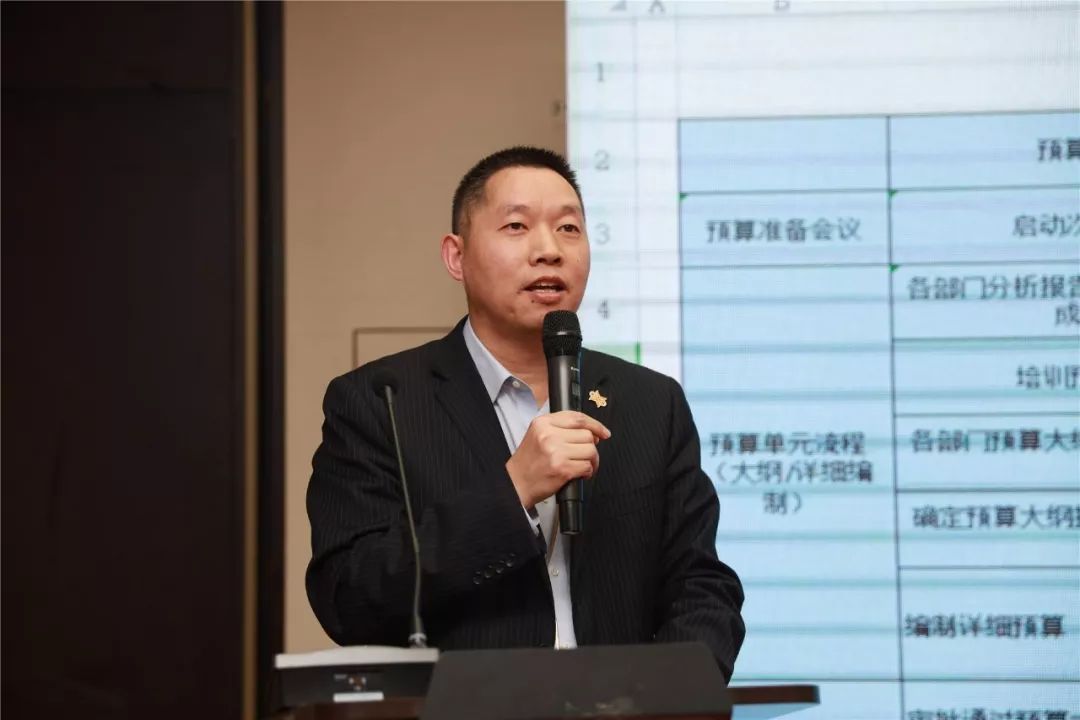 万事利集团财务总监,财务管理部总经理杜海江作情况汇报会上,万事利