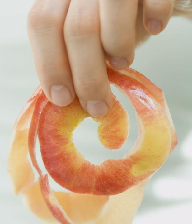 削下來的蘋果皮不要扔，隔壁大媽吃了高興壞了！ 健康 第3張