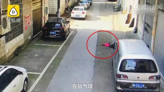 悲剧降临，一名三岁男童路边玩耍遭遇汽车碾压的悲痛事件